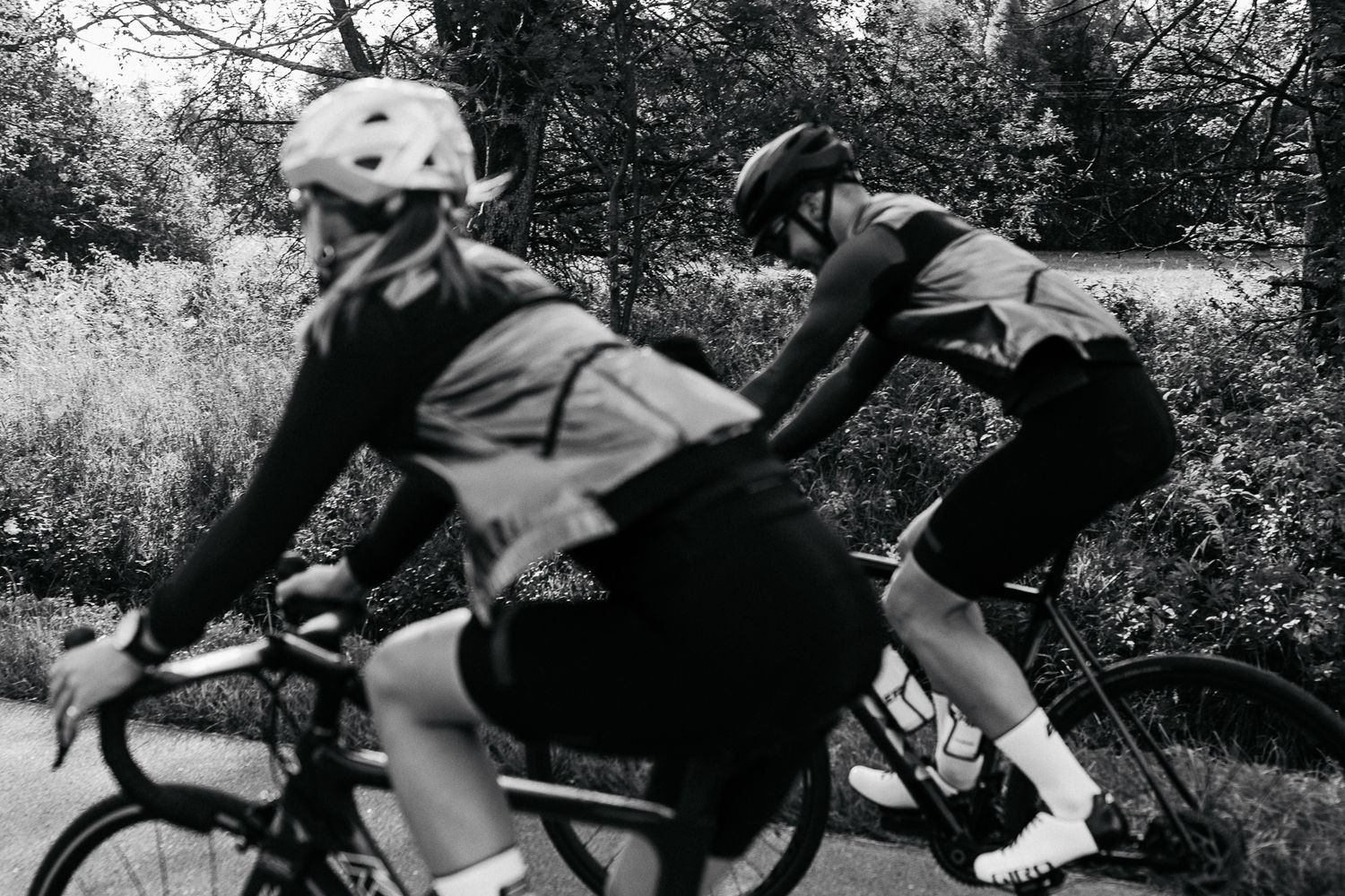 Dokumentarische Schwarzweißaufnahme von Radfahrern in Bewegung in natürlicher Umgebung in Hof Naila