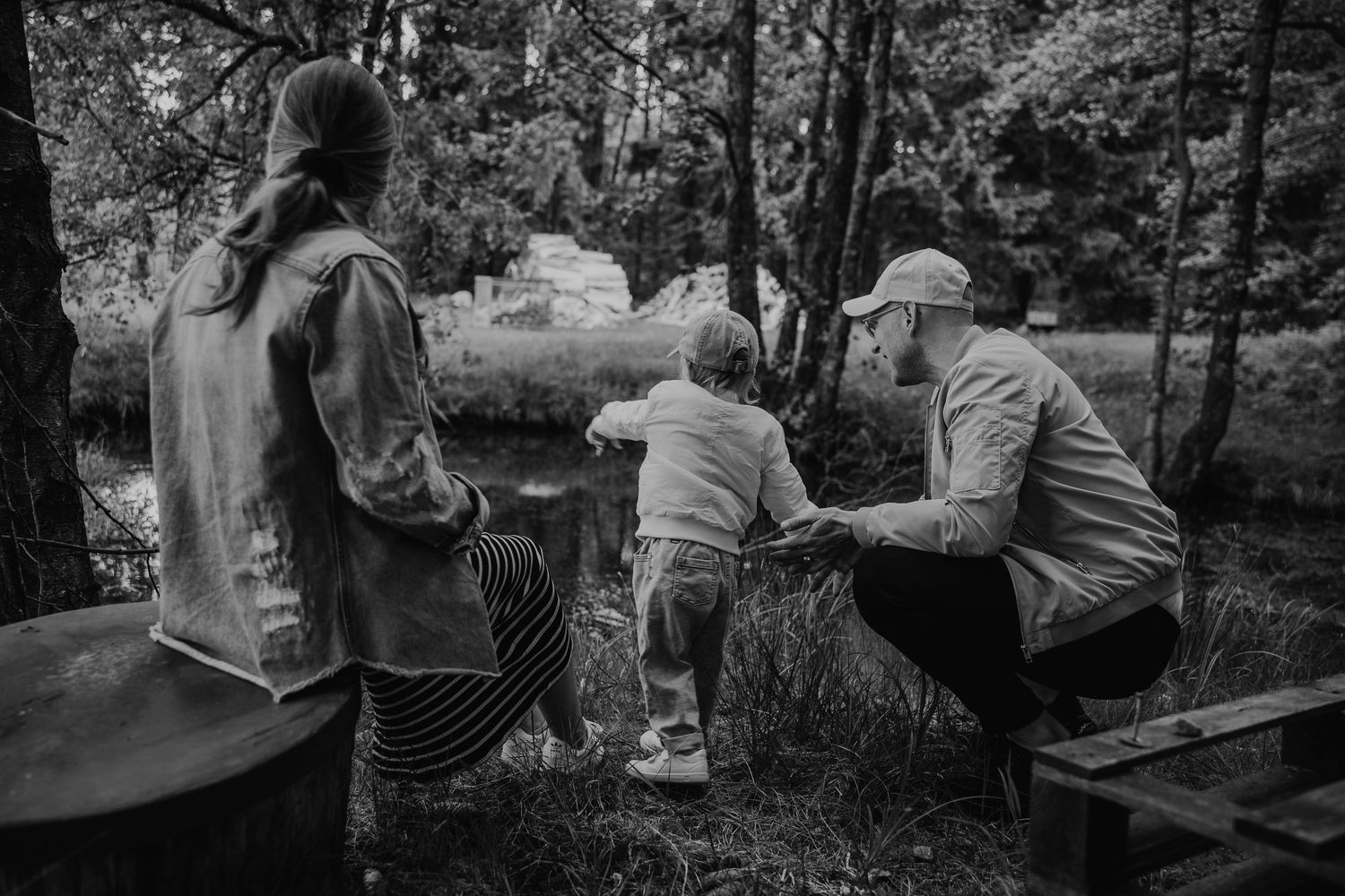 Authentische Familienreportage im Wald mit Eltern und Kind in ruhiger, natürlicher Atmosphäre