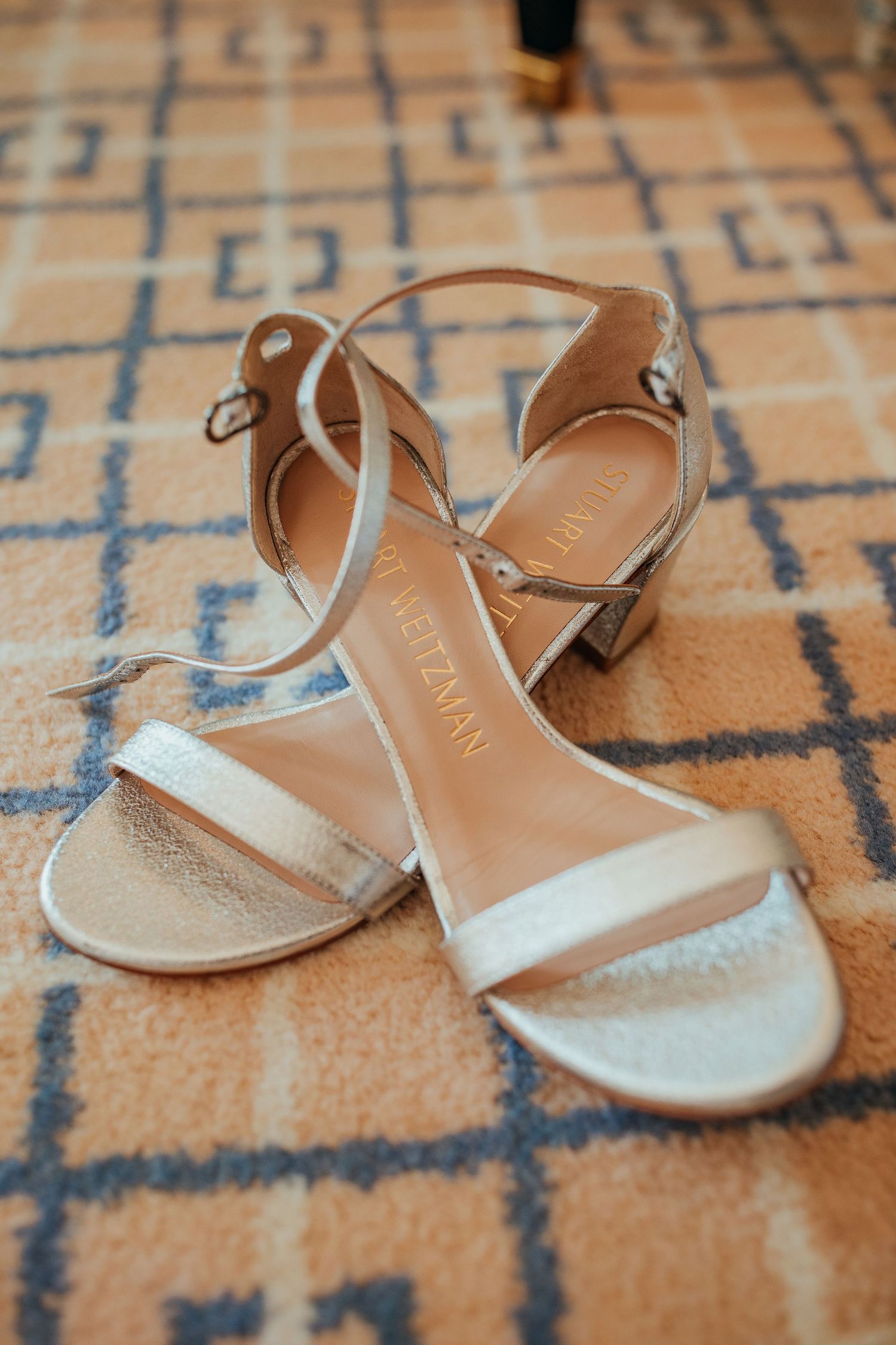 ruhiges Detail der Brautschuhe vor dem Hochzeitstag