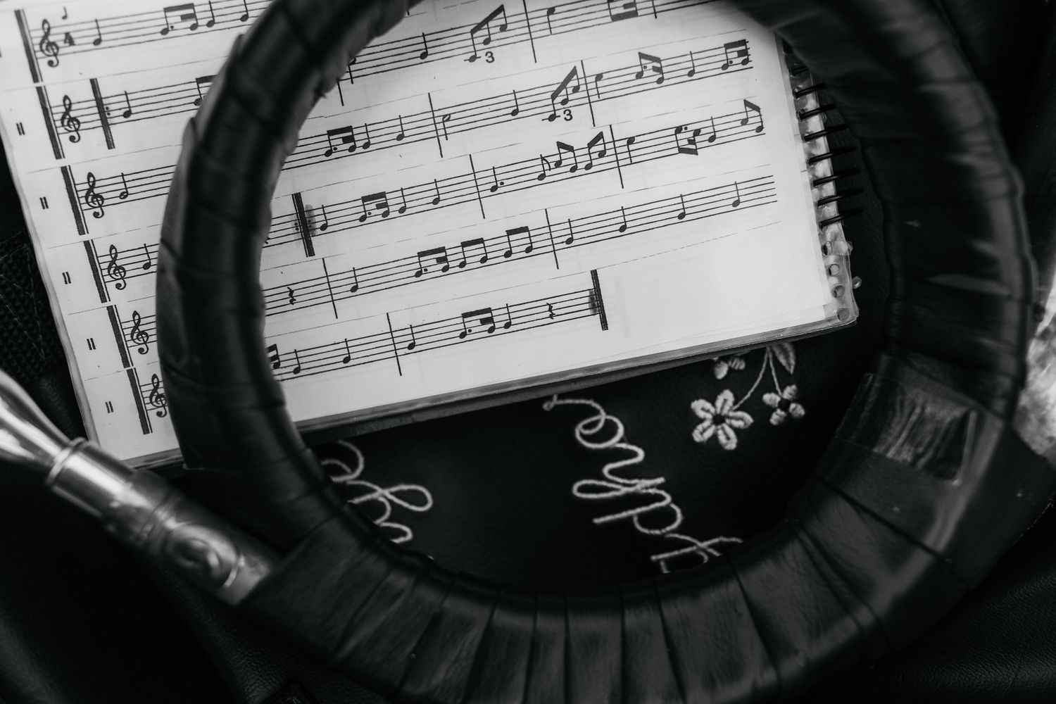 Detailaufnahme von Hochzeitsmusik und Noten während der Trauung