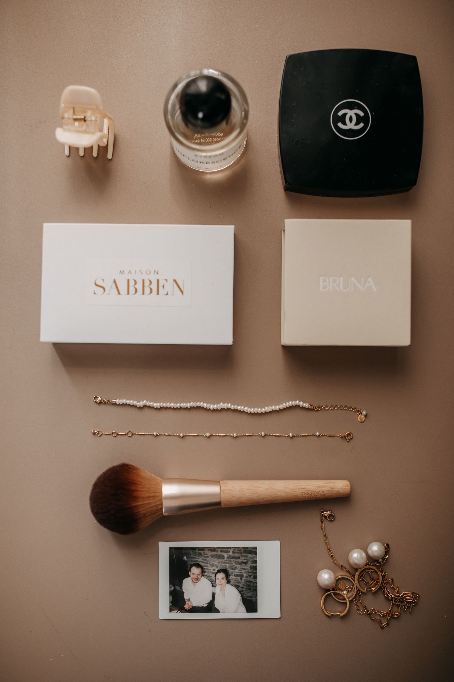 Hochzeitsdetails im Flatlay mit Brautaccessoires und Stylingelementen in natürlichem Licht in sommerach