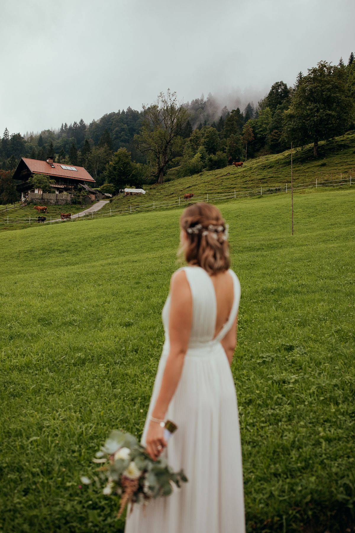 Natürliche Hochzeitsreportage mit Braut in ruhigem Moment vor der Trauung im Grünen
