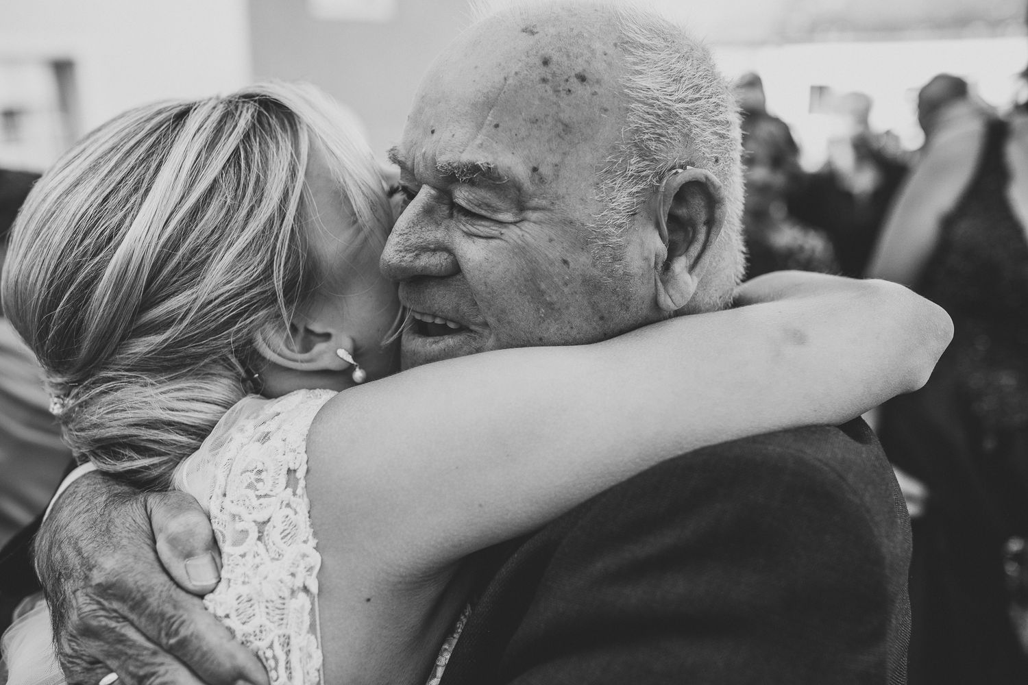 Emotionaler Schwarzweißmoment einer Umarmung zwischen Braut und Familienmitglied Hochzeitsreportage Oberfranken