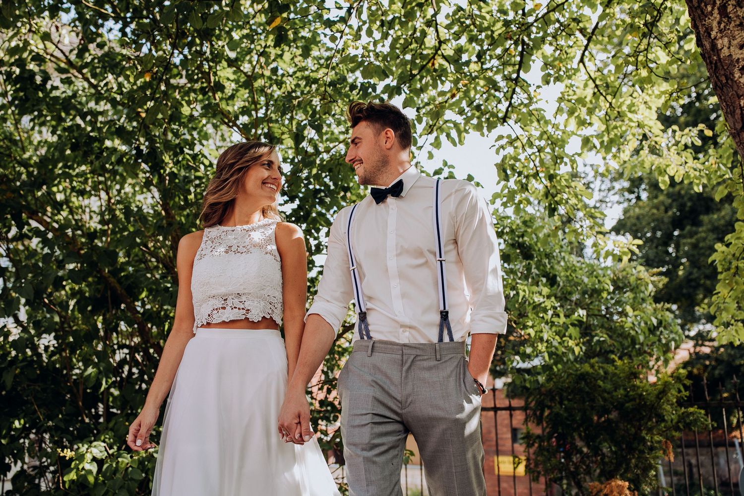 Ruhiger Moment eines Hochzeitspaares beim gemeinsamen Gehen im natürlichen Licht