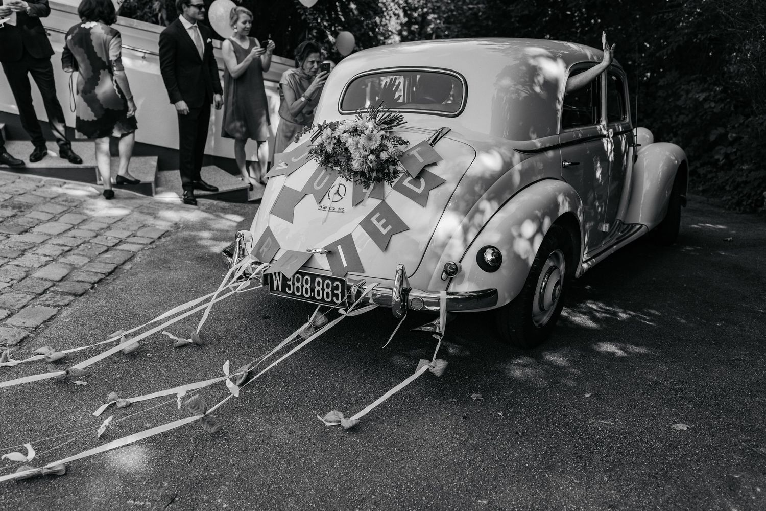 Geschmücktes Hochzeitsauto als Detail der Hochzeitsreportage in Schwarzweiß in Wien