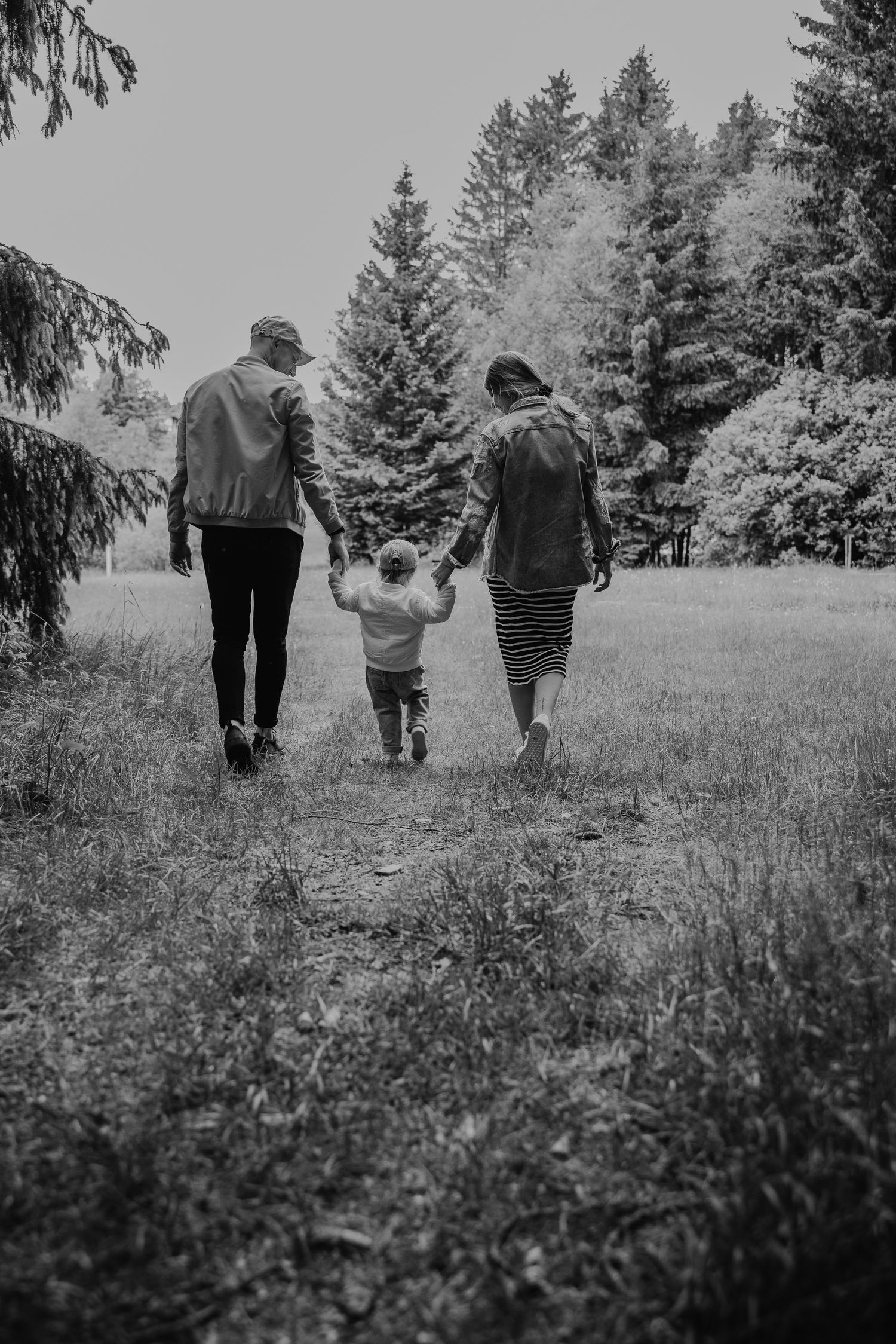 Dokumentarische Familienfotografie in Schwarzweiß mit echter Nähe und Bewegung