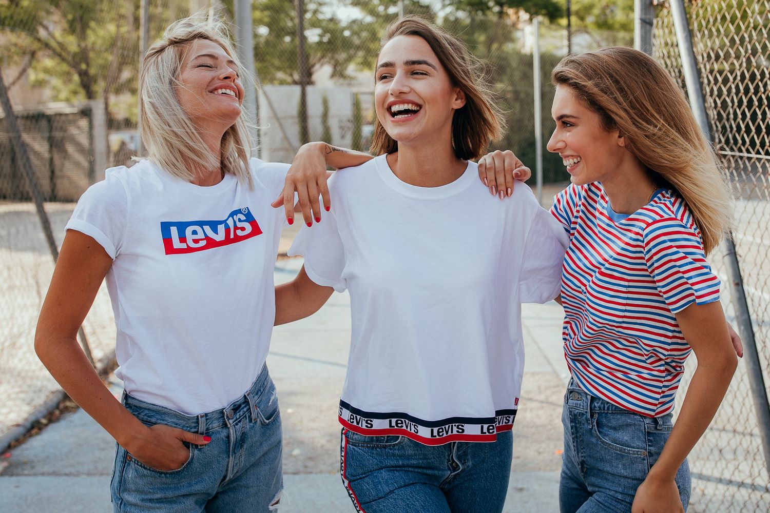 Ungezwungenes Lifestyle-Shooting mit drei Personen und echter Interaktion für Levis auf Mallorca