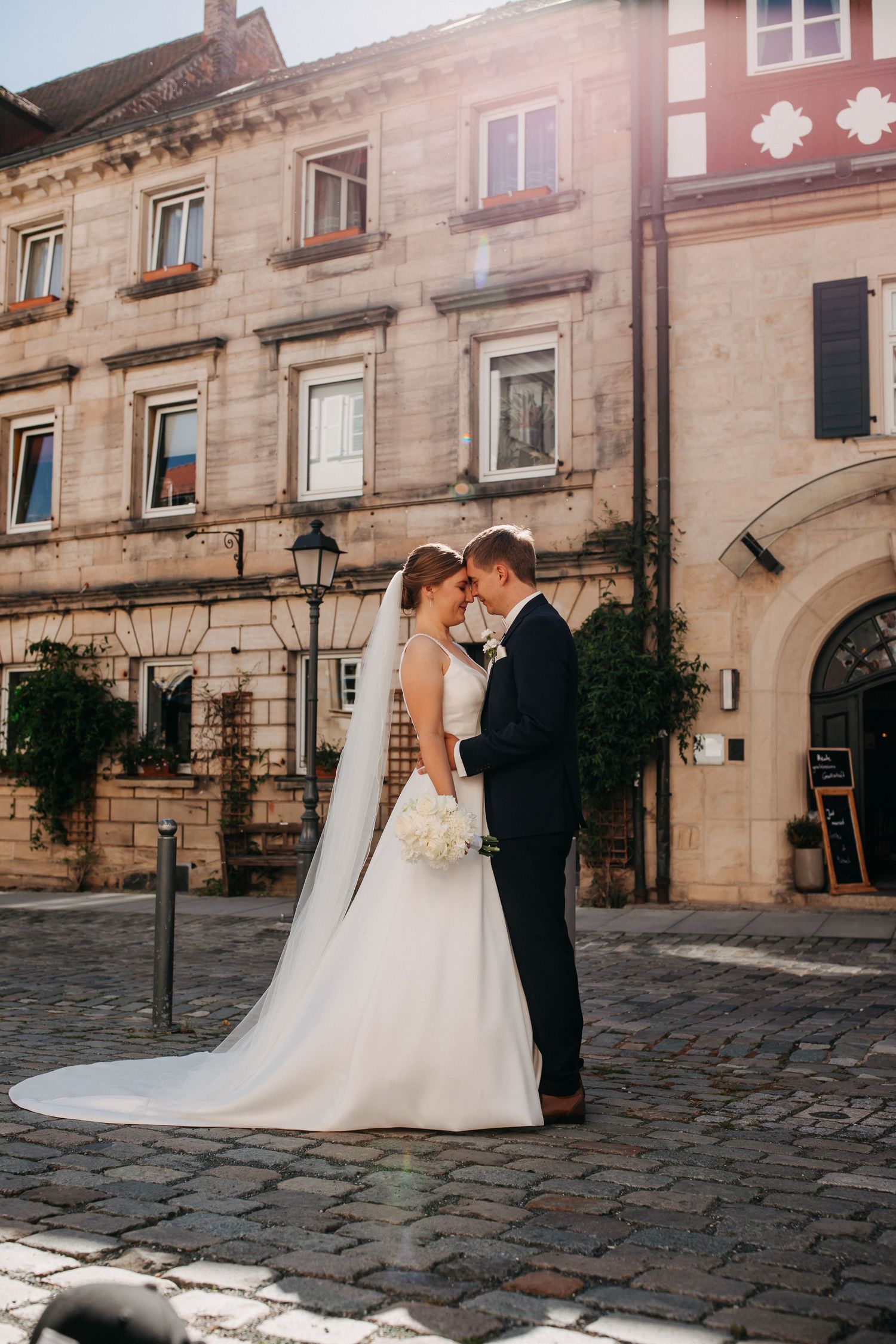 Hochzeitsporträt eines Paares vor historischer Architektur in urbaner Umgebung