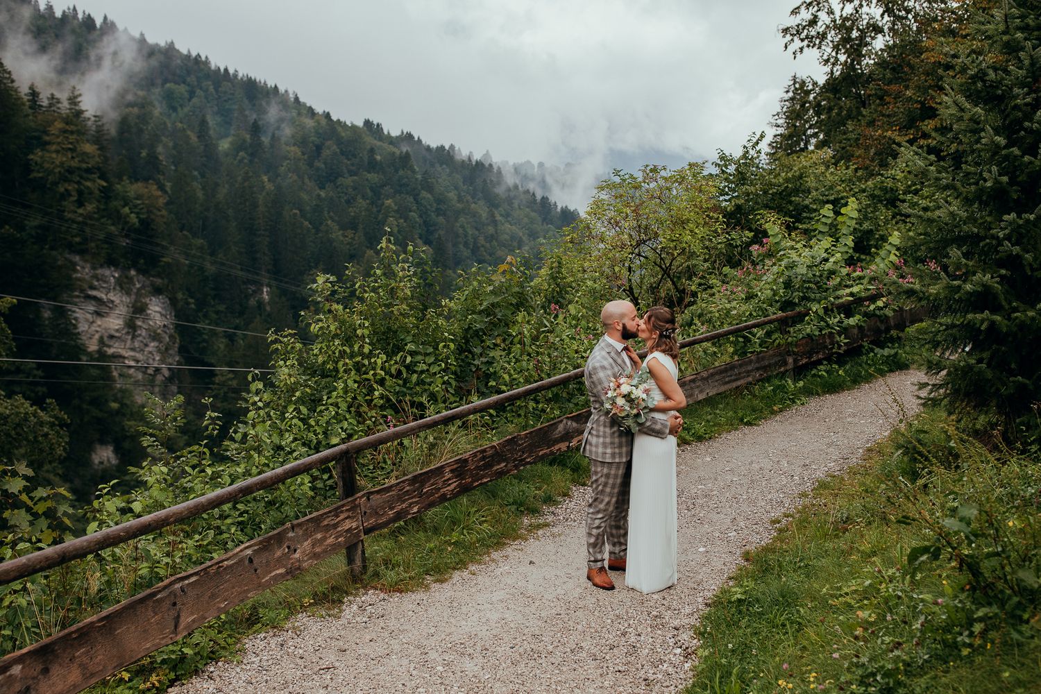 Romantisches Hochzeitsportrait des Brautpaares in den Bergen bei einer freien Trauung