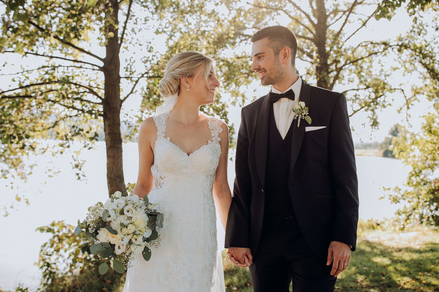 Braut und Bräutigam bei einem Hochzeitsshooting im Grünen in Oberfanken