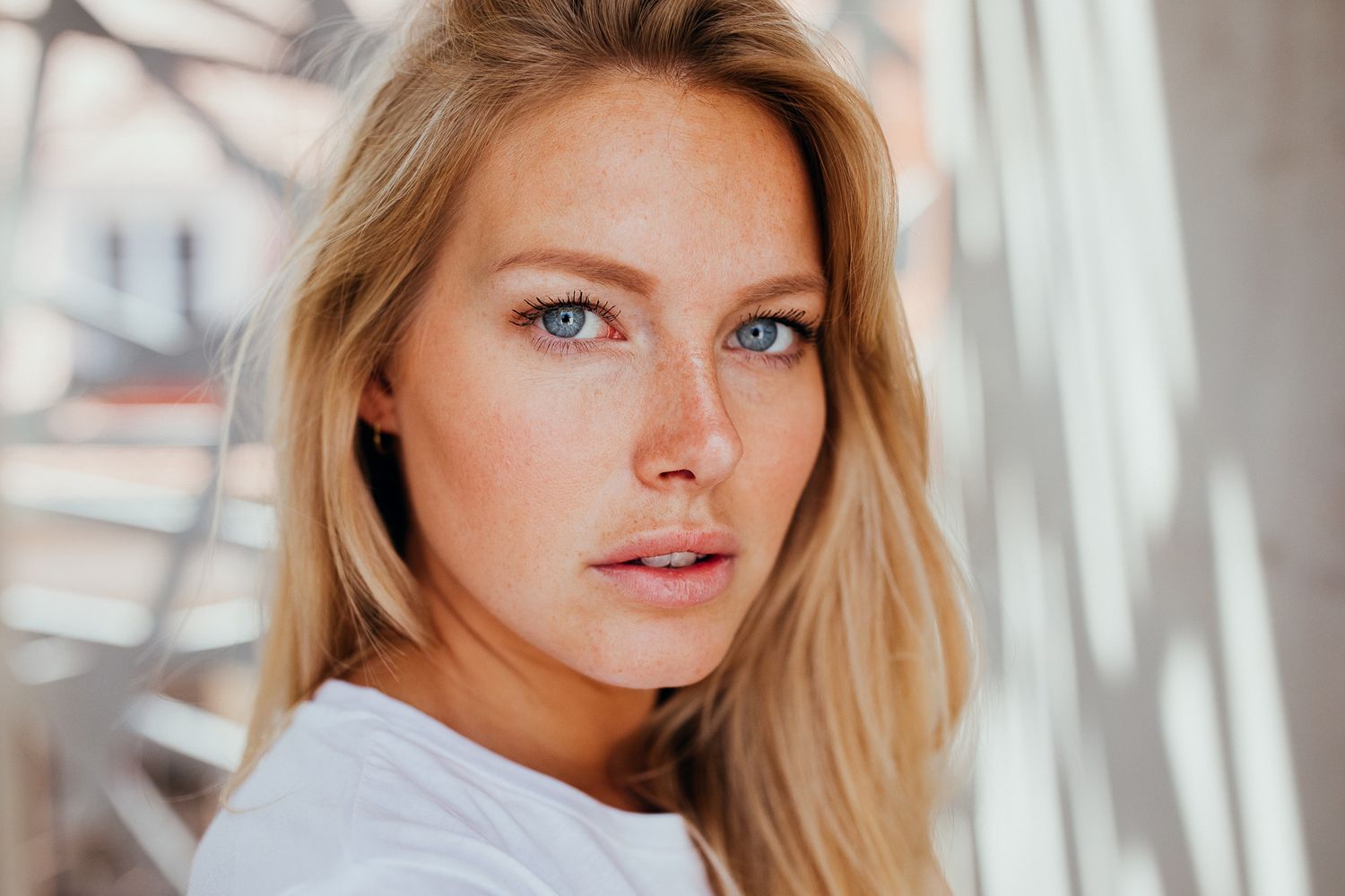 Natürliches Portrait mit direktem Blick und weichem Tageslicht in urbaner Umgebung in München