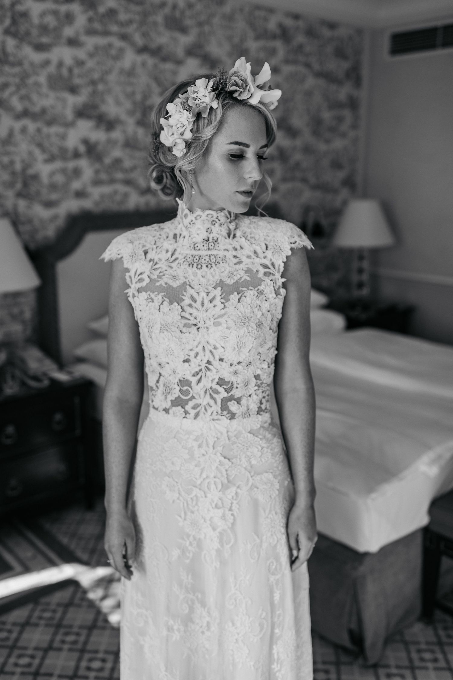 Zeitloses Brautporträt in Schwarzweiß während des Getting Ready vor der Hochzeit