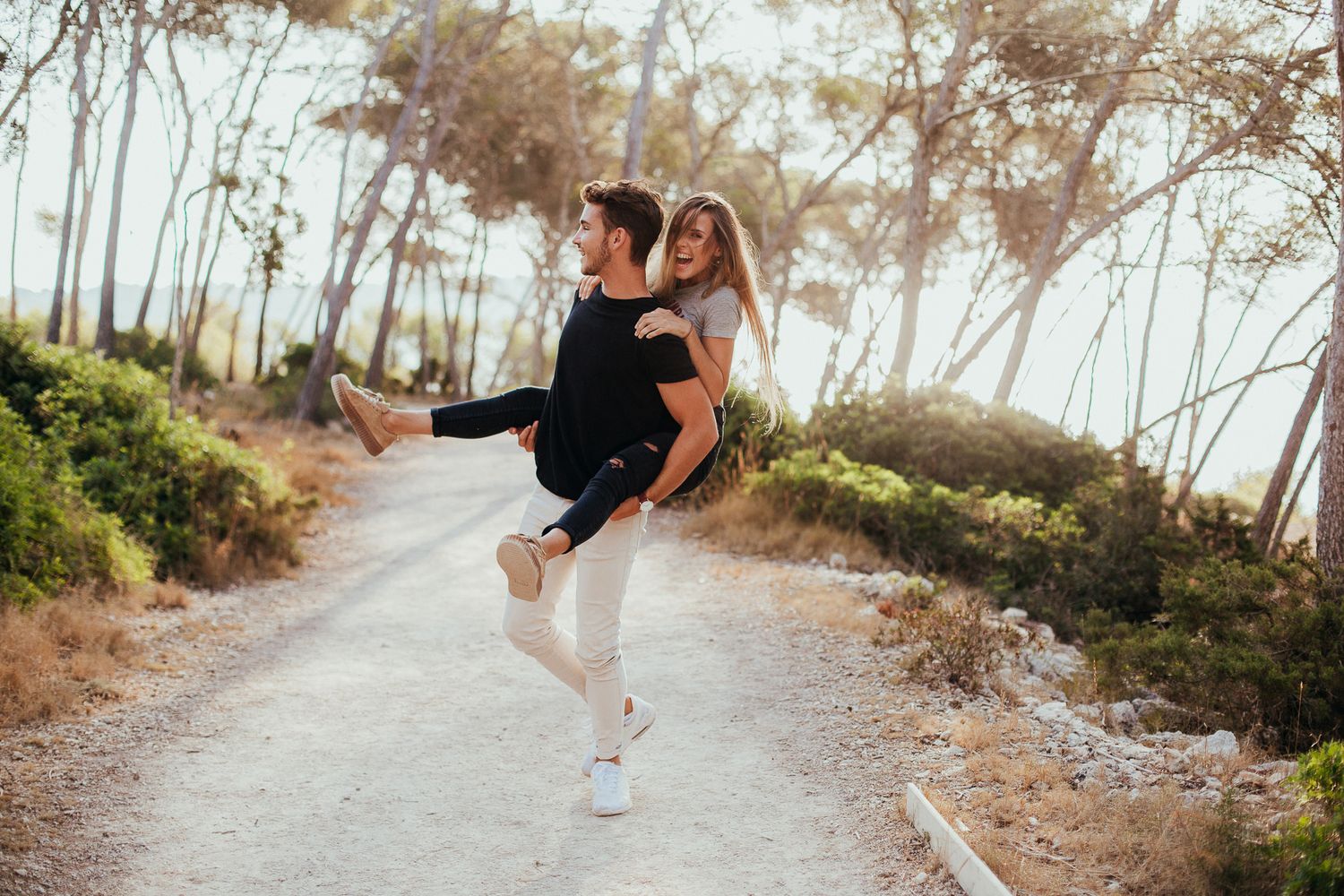 Natürliches Paarshooting mit Bewegung und Leichtigkeit in der Natur (destination Wedding Mallorca)