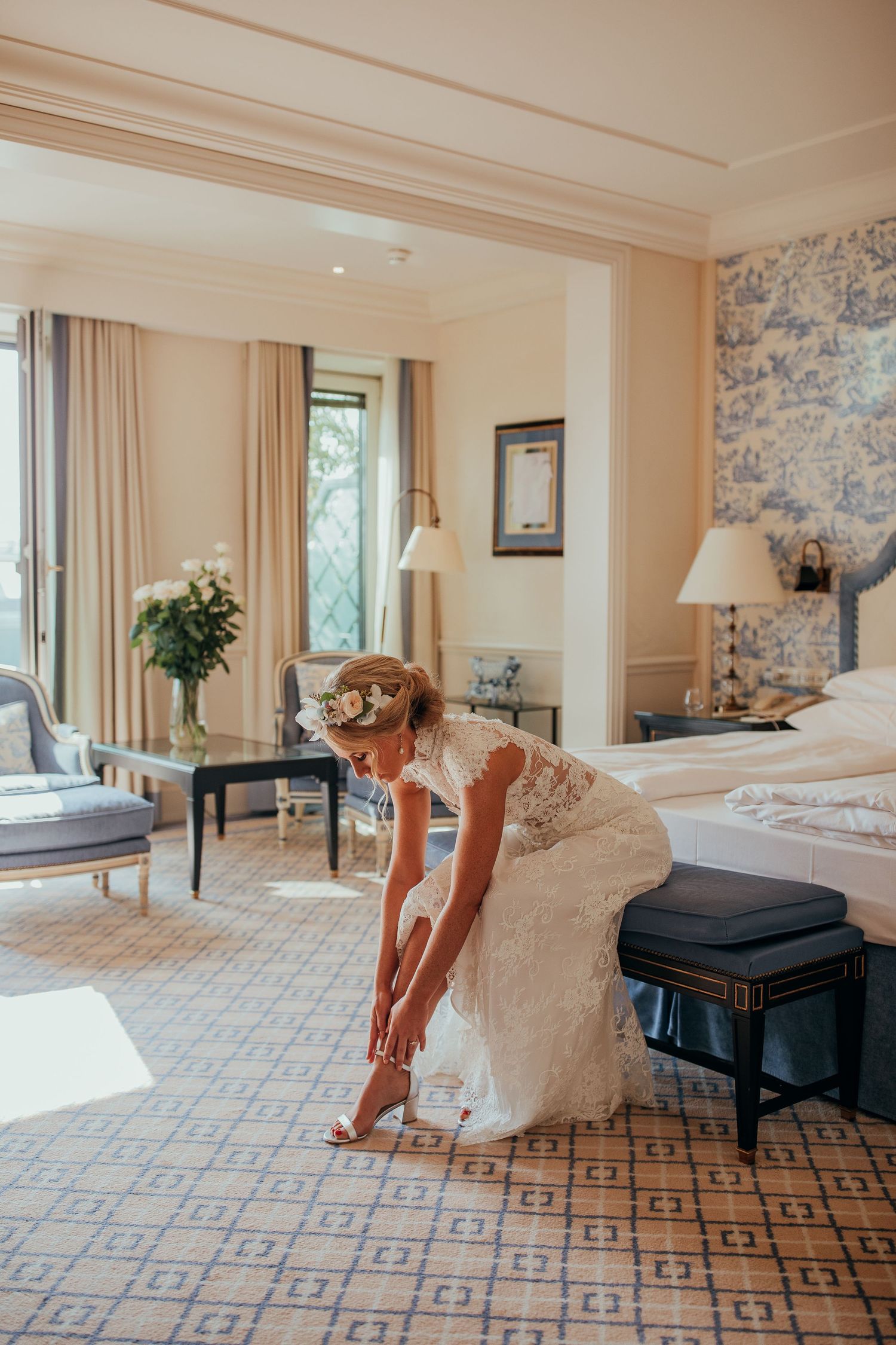 Braut während der Hochzeitsvorbereitung im Hotelzimmer in Wien