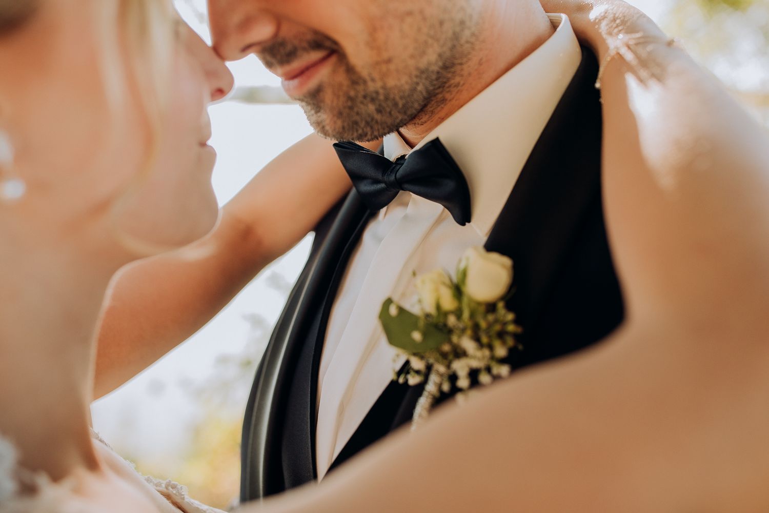 Detailaufnahme des Bräutigams während eines emotionalen Hochzeitsportraits