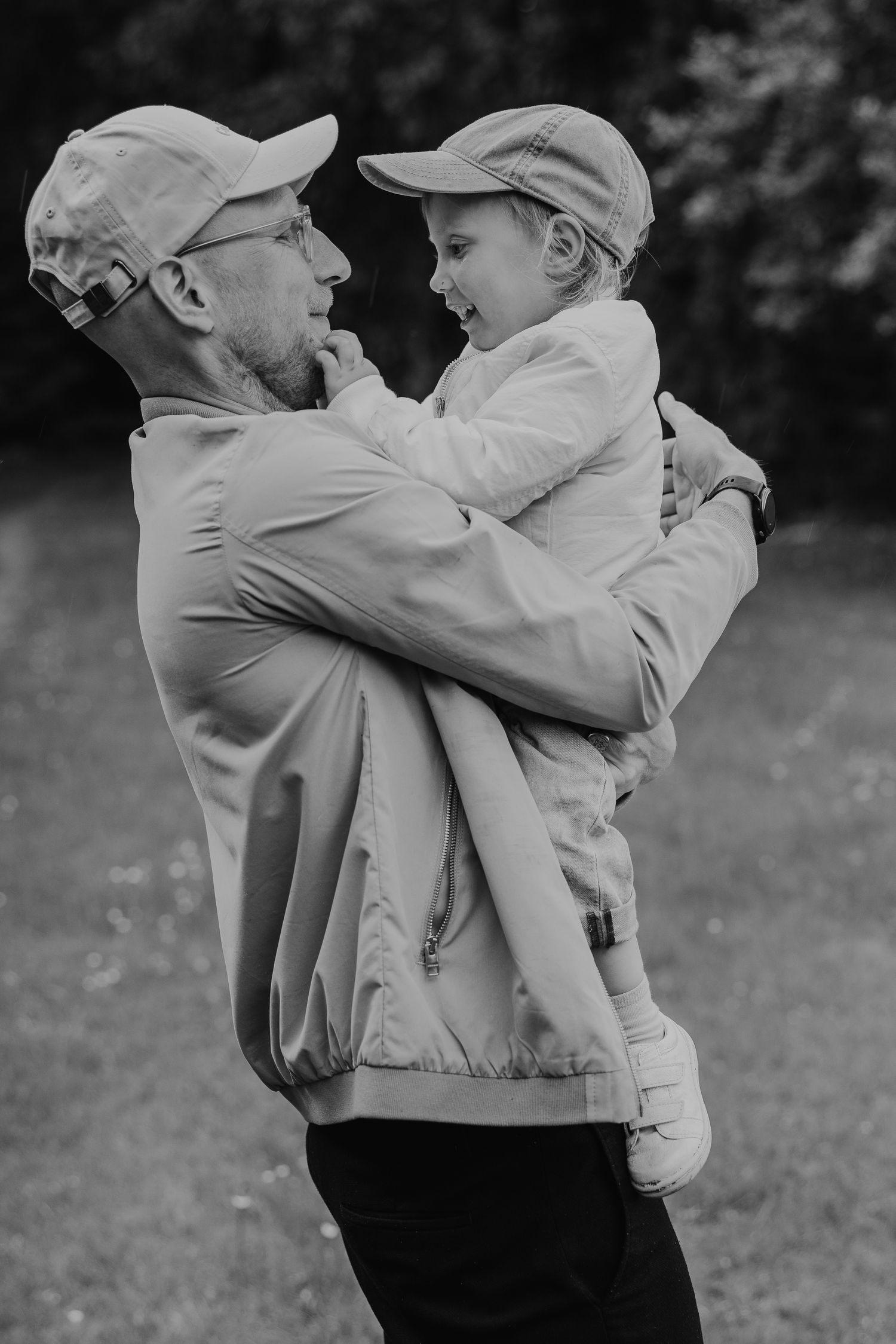 motionaler Familienmoment während der Hochzeitsreportage mit Vater und Kind