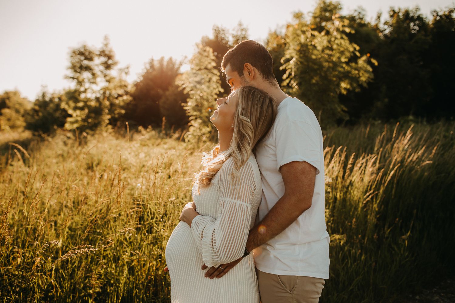 Intimes Babybauch - Paarshooting im Gegenlicht mit warmer Abendstimmung