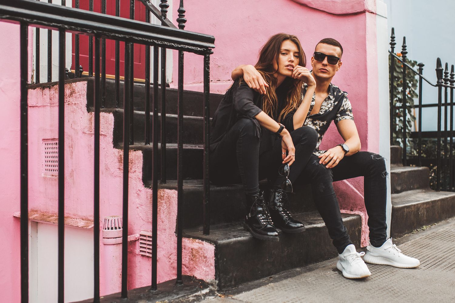 Modernes Paarshooting auf urbanen Stufen mit lässigem Streetstyle-Look in Notting Hill