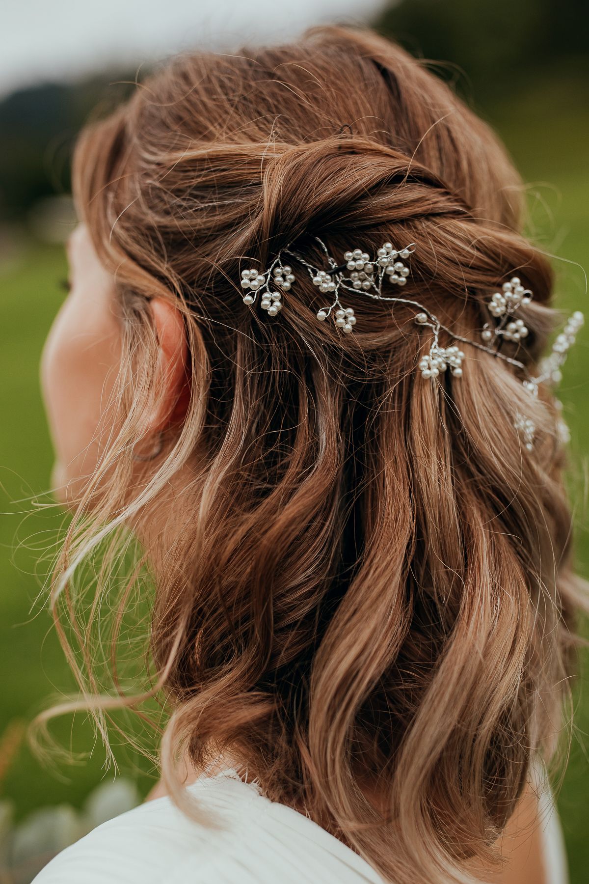 Detailaufnahme der Brautfrisur mit Haarschmuck in natürlicher Hochzeitsreportage