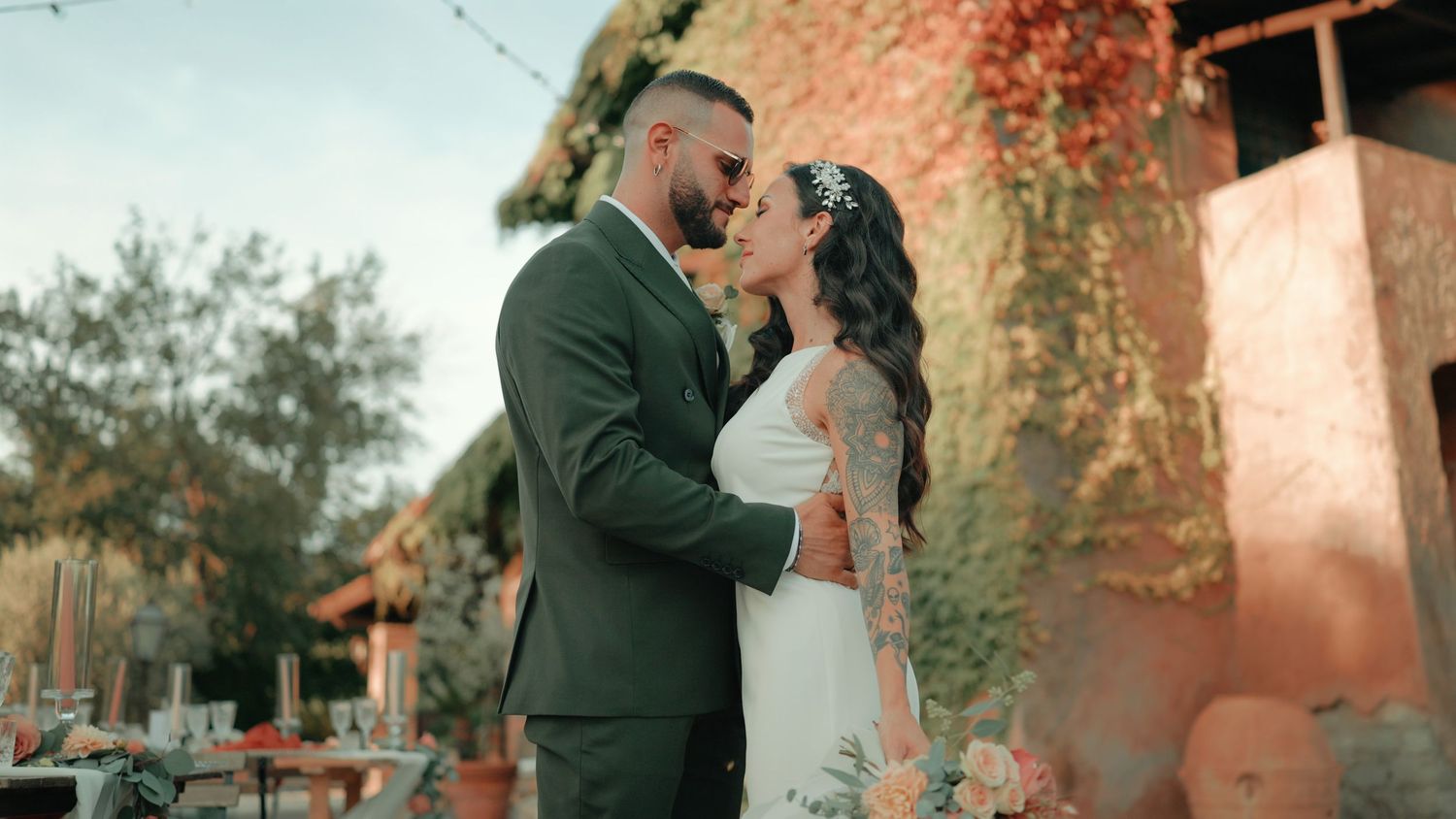 Sposi durante un matrimonio a Roma, ripresi da Tiberio con uno stile naturale e cinematografico.