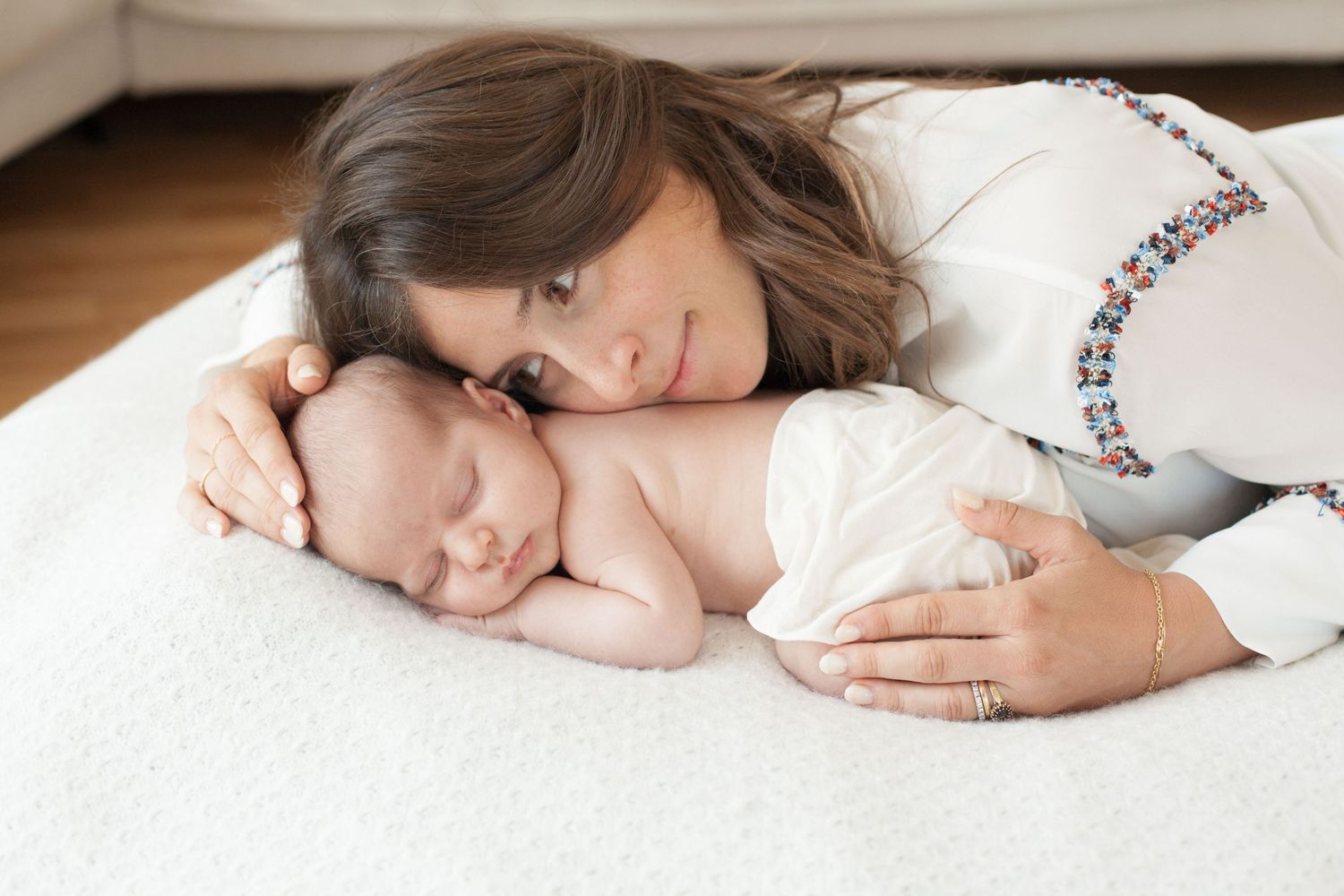 neonata, abbraccio mamma, fotografa newborn a domicilio, Milano, mamma e figlia, affetto, amore, carezza di mamma, fotografa neonato