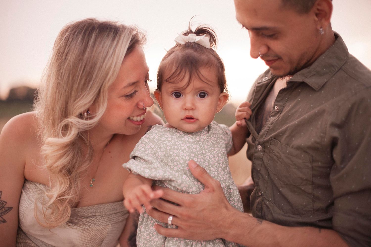 famiglia, fotografa di famiglia, sessione fotografica in esterna, campi, outdoor photography, mamma papà e figlia di 6 mesi, fotografie