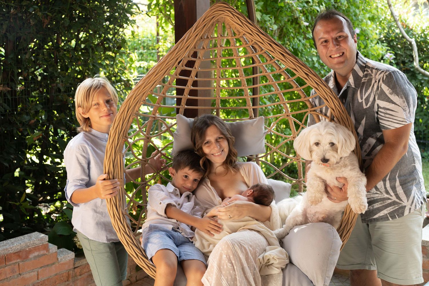famiglia estate ritratto di famiglia a domicilio, giardino, poltrona, cane,