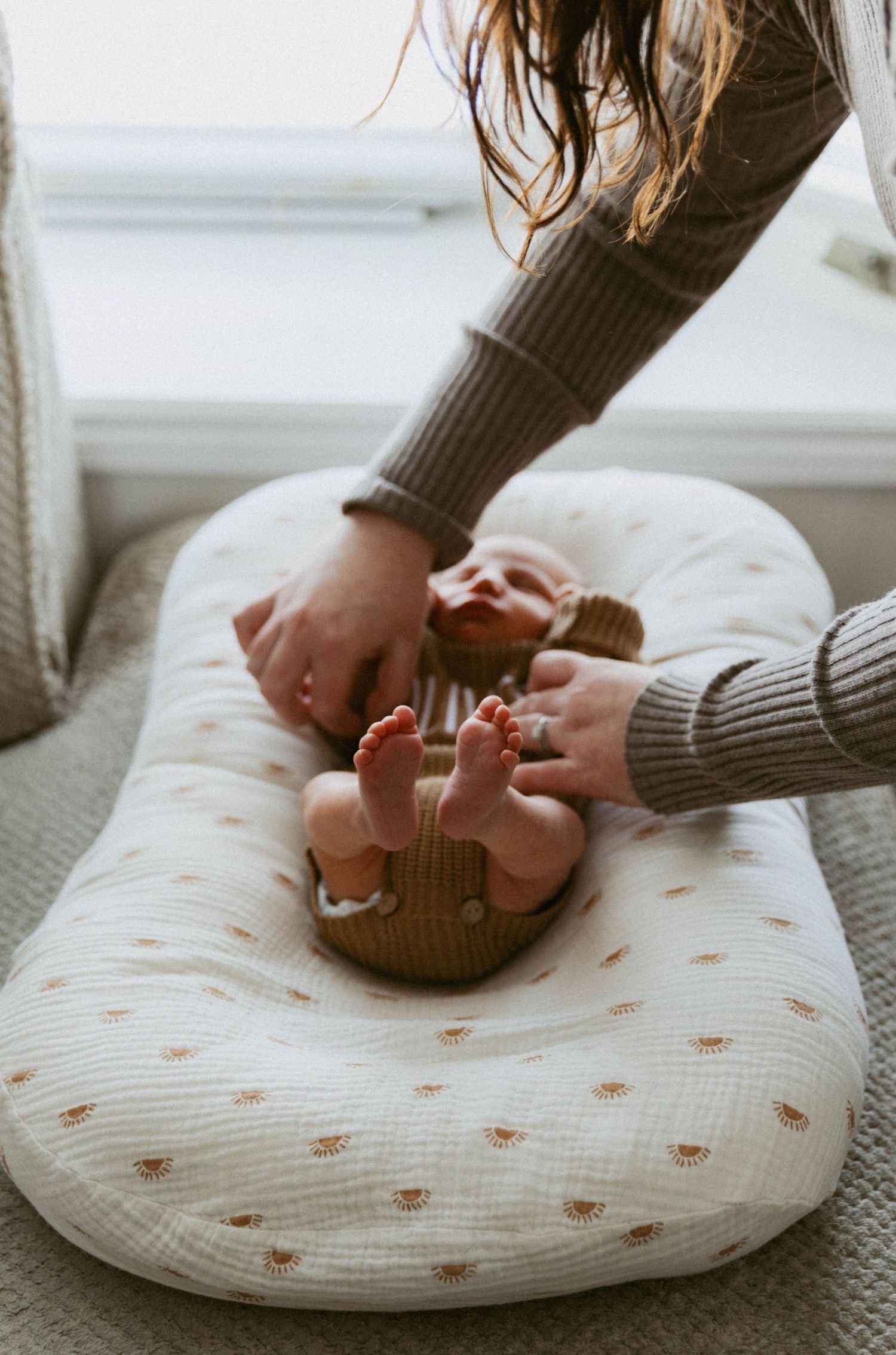 Lifestyle Newborn photographer near me, lifestyle newborn photographer brantford ,newborn photographer paris ontario, cambridge photographer