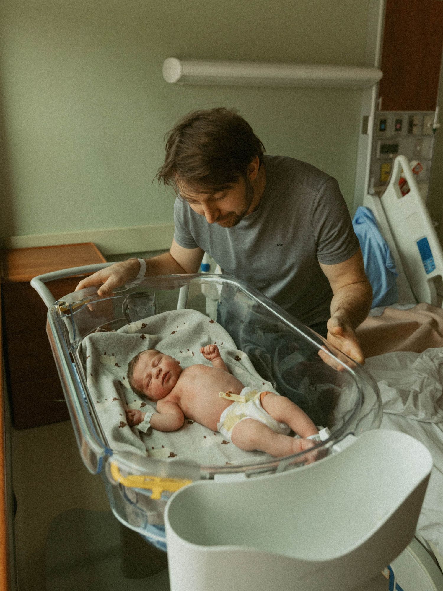 Woodstock Ontario Fresh 48 photographer capturing newborn and mother bonding in hospital after birth, Fresh 48 London, Fresh 48 Photographer