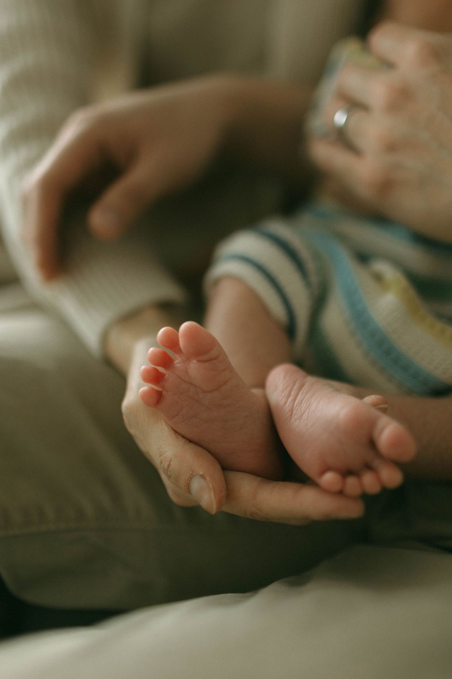 Lifestyle Newborn photographer near me, lifestyle newborn photographer brantford ,newborn photographer paris ontario, cambridge photographer