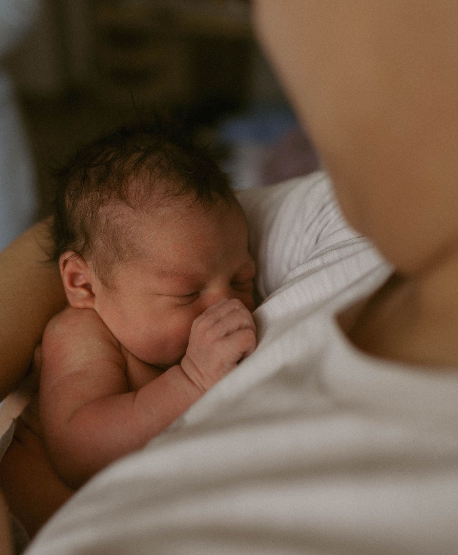 Fresh 48 hospital newborn photographer in Woodstock Ontario capturing real moments, first feeds, skin to skin, and connection