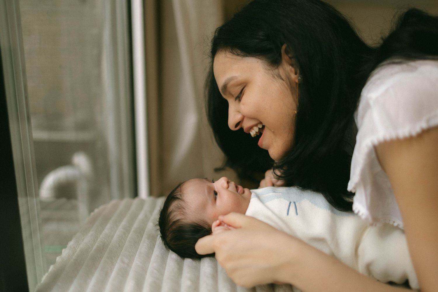 Lifestyle Newborn photographer near me, lifestyle newborn photographer brantford ,newborn photographer paris ontario, cambridge photographer