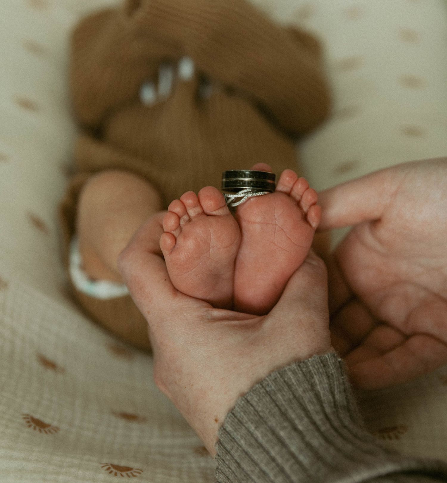 Lifestyle Newborn photographer near me, lifestyle newborn photographer brantford ,newborn photographer paris ontario, cambridge photographer