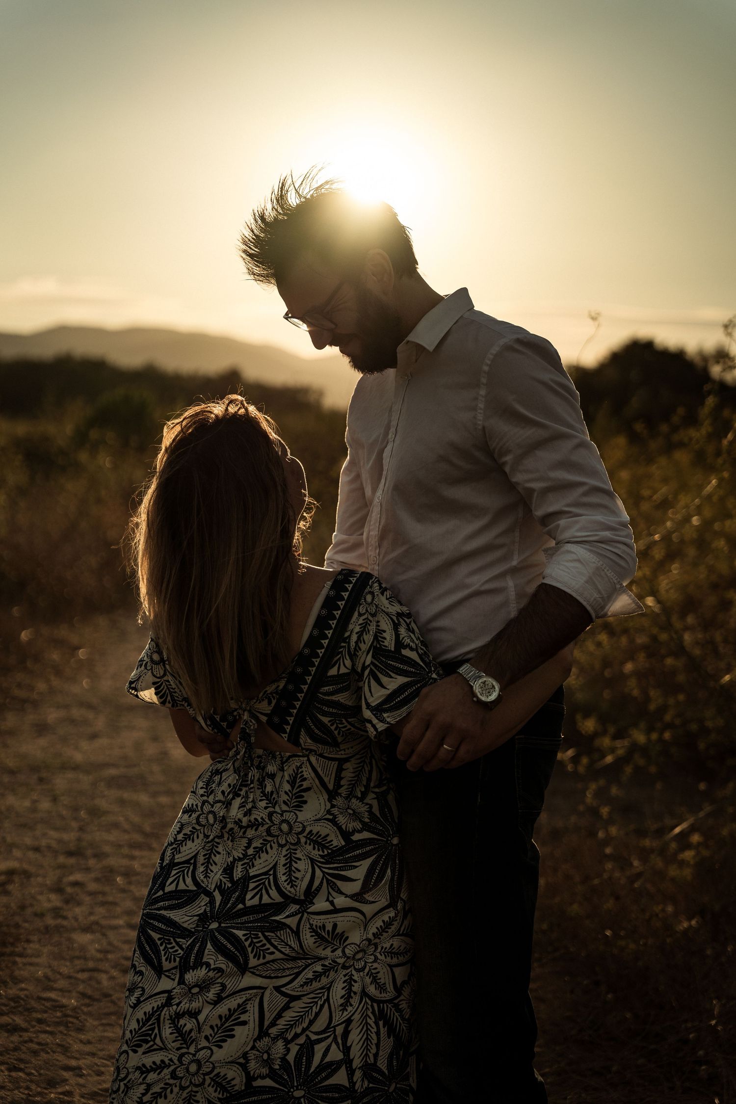 Couple photographié au coucher du soleil, séance lifestyle à Saint-Raphaël.