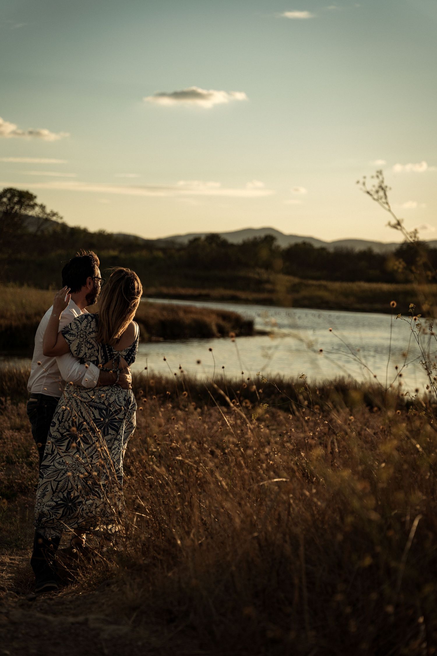 Couple photographié au coucher du soleil, séance lifestyle à Saint-Raphaël.