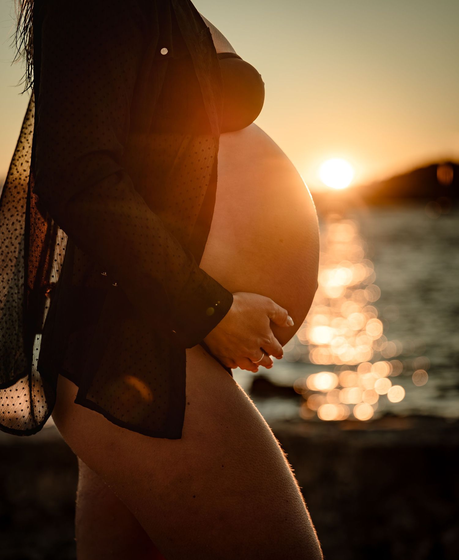 Séance photo grossesse en extérieur dans le Var, lumière dorée et ambiance naturelle.