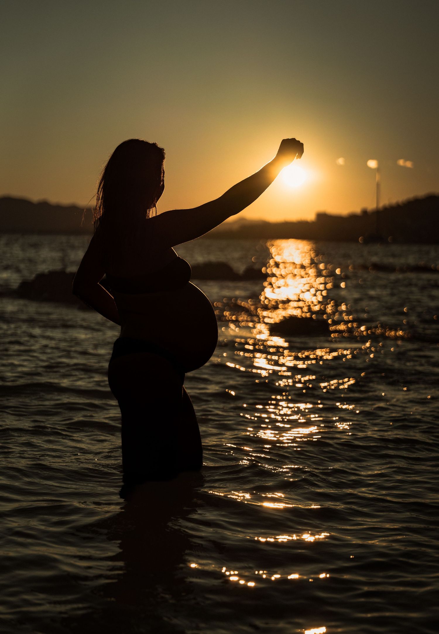 Séance photo grossesse en extérieur dans le Var, lumière dorée et ambiance naturelle.