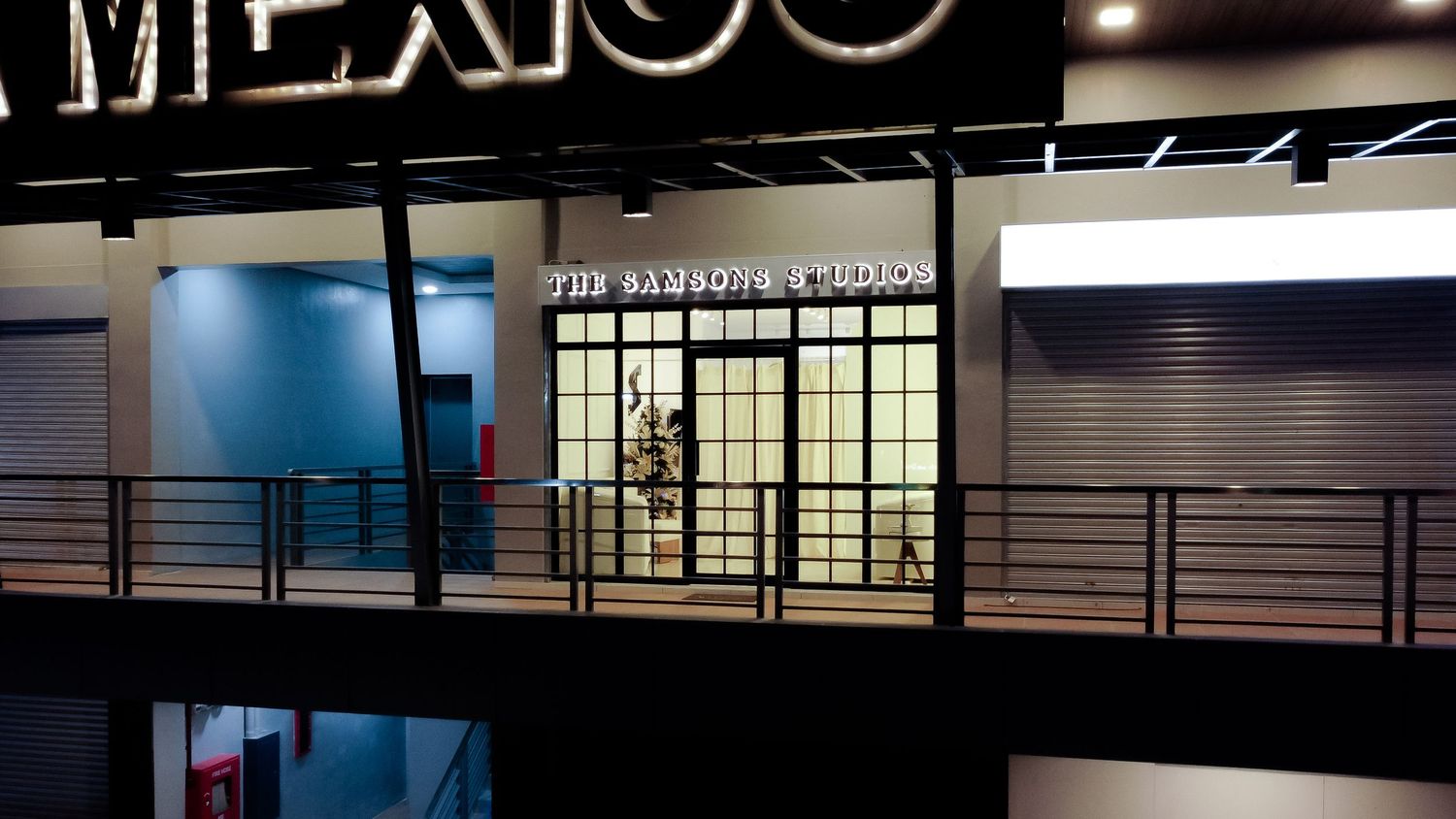 Night view of an illuminated industrial building with 'MEXICO' signage.