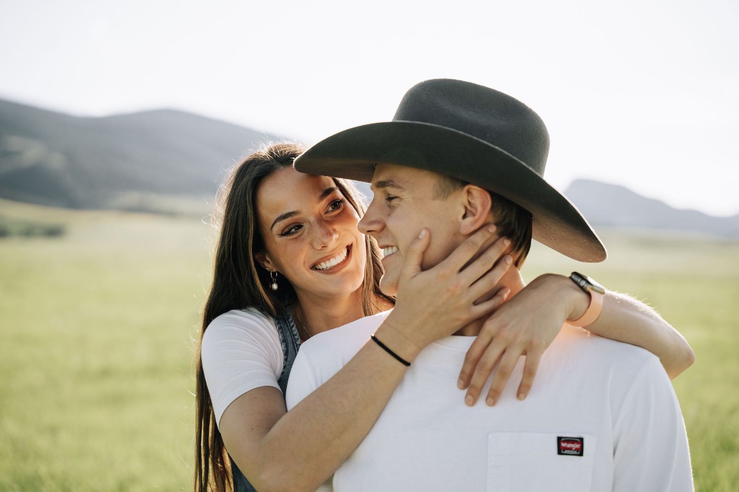 Couple session in the middle of a green field.