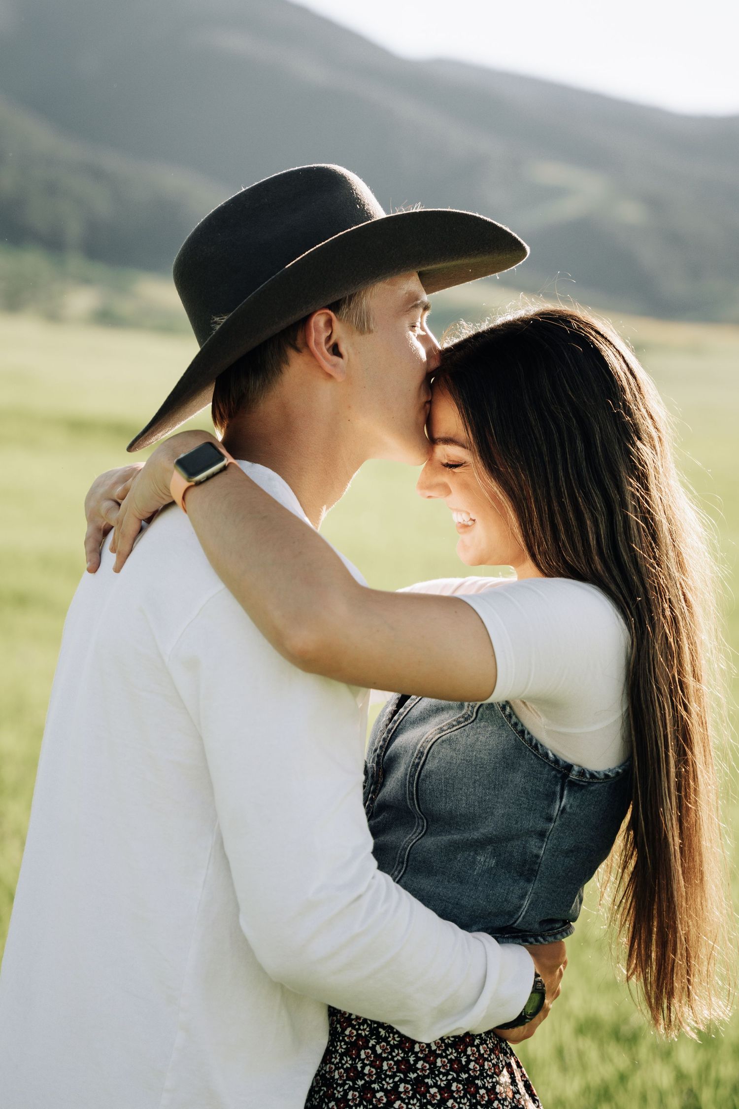 Couple session in the middle of a green field.