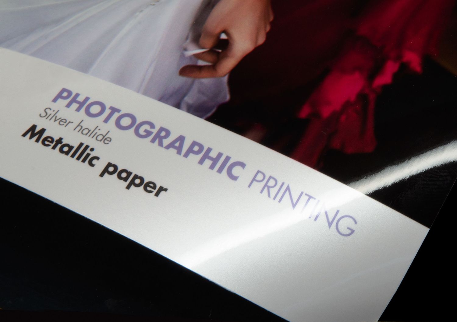 Close-up photo of a label reading 'PHOTOGRAPHIC PRINTING Metallic paper' on printed material.