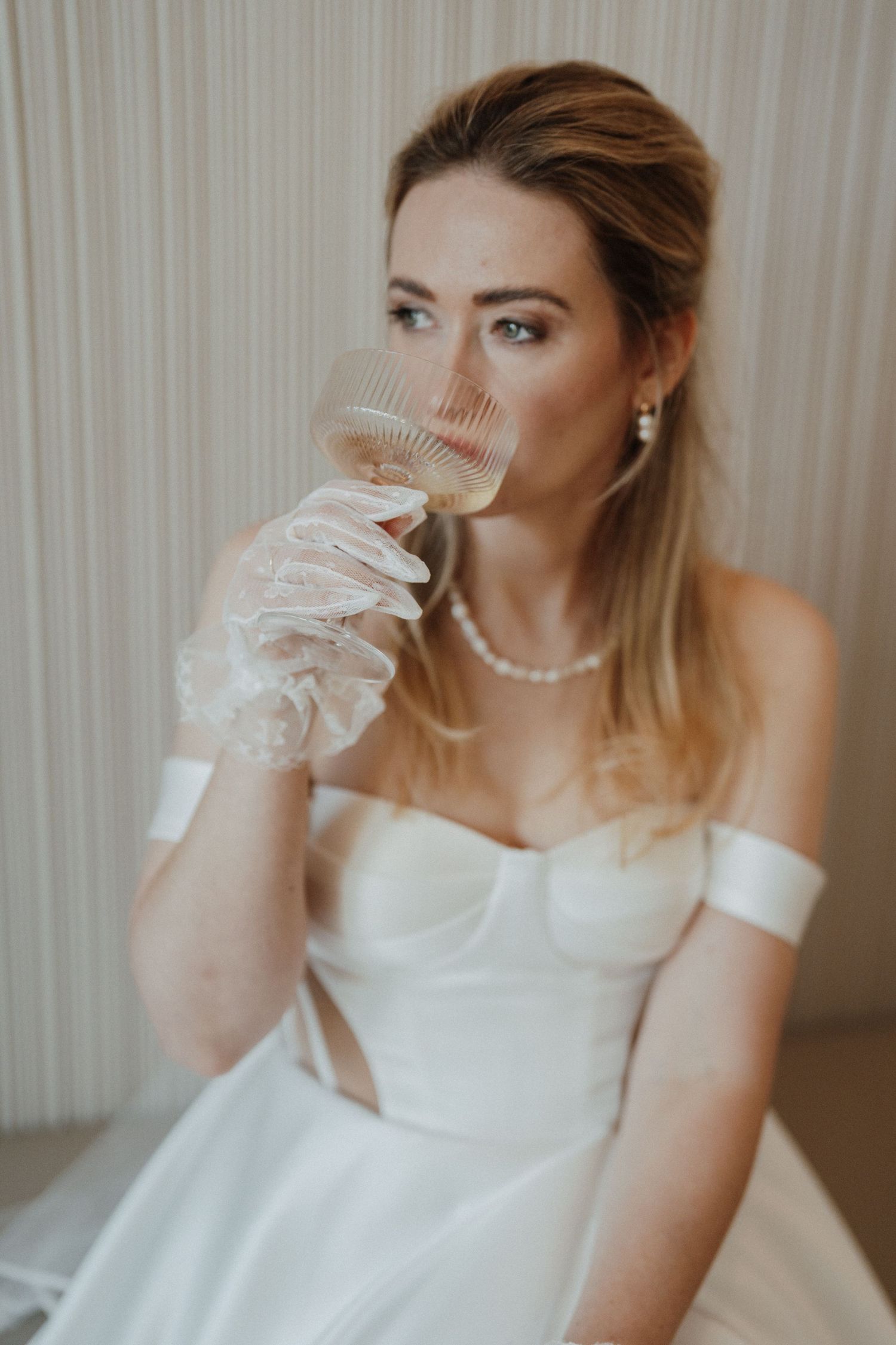Heiraten Hotel Lehn, Braut trinkt Champagner