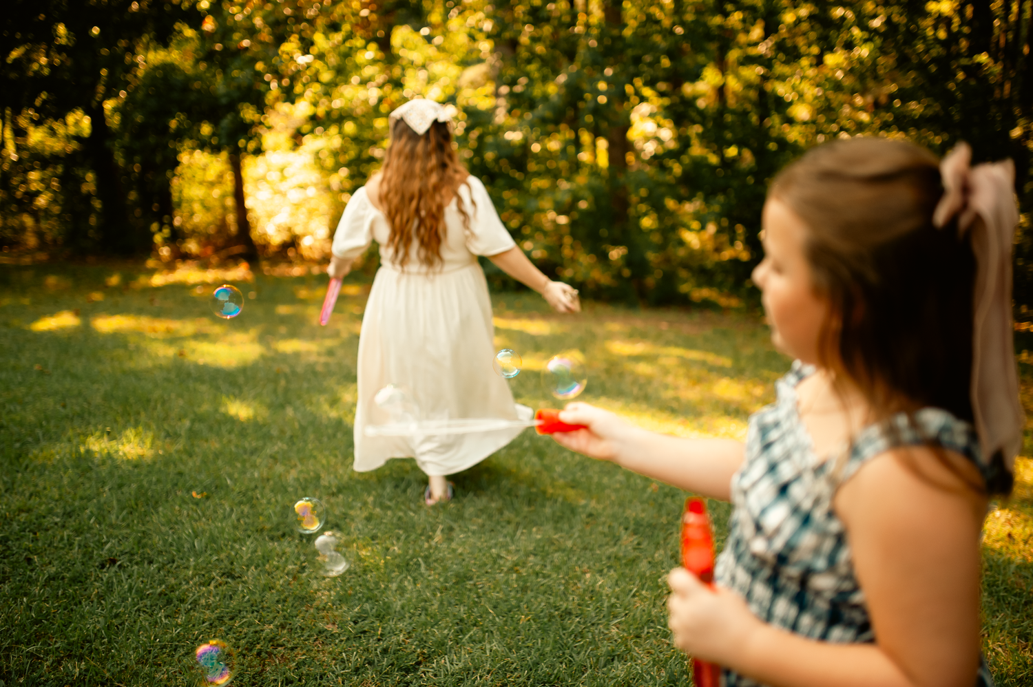 Mom and daughter playing with bubbles in family photos in Cartersville, GA.
