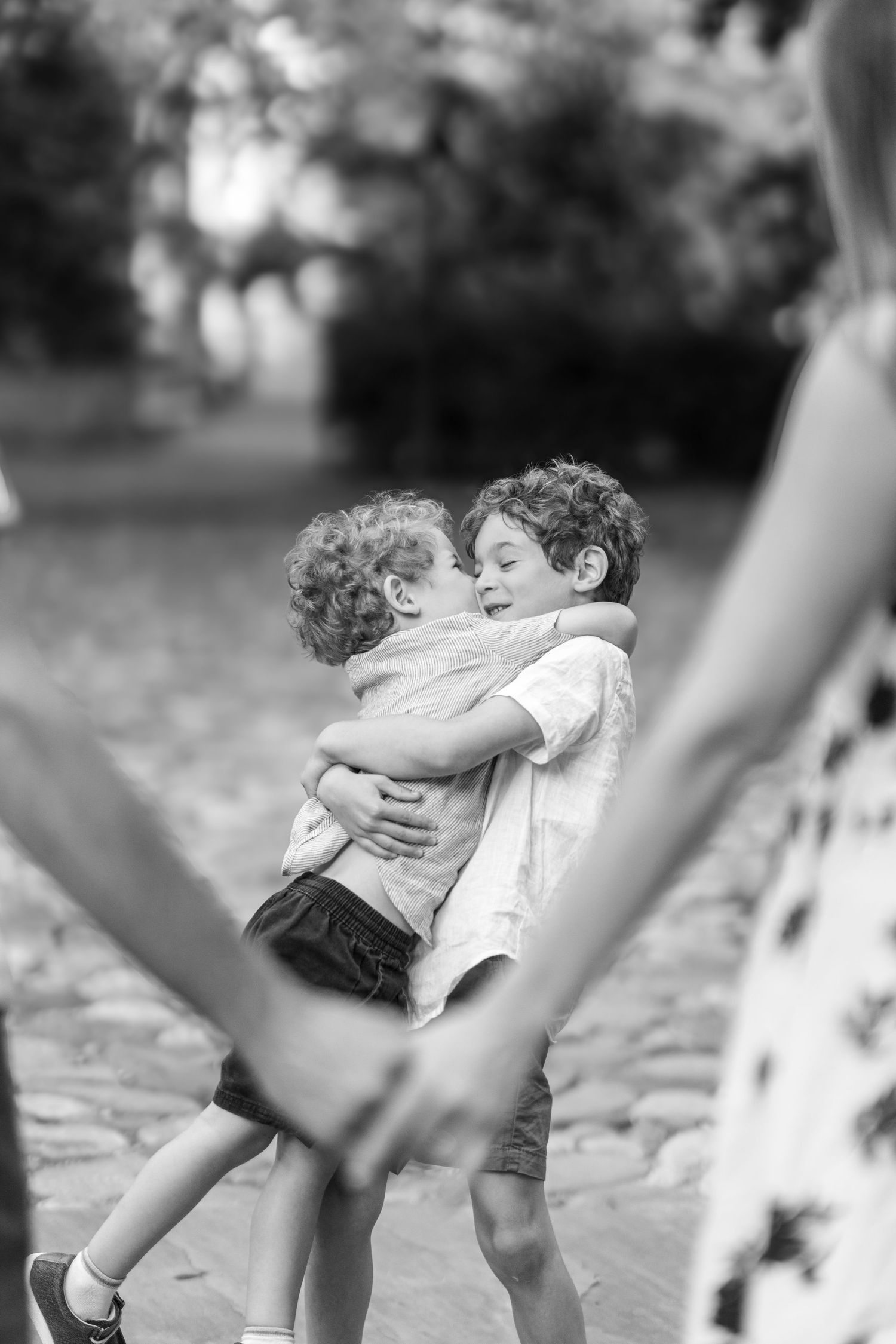 Brotherly bond | Family Portraits | Philadelphia Family Lifestyle Photographer | Washington Square | Philadelphia, PA