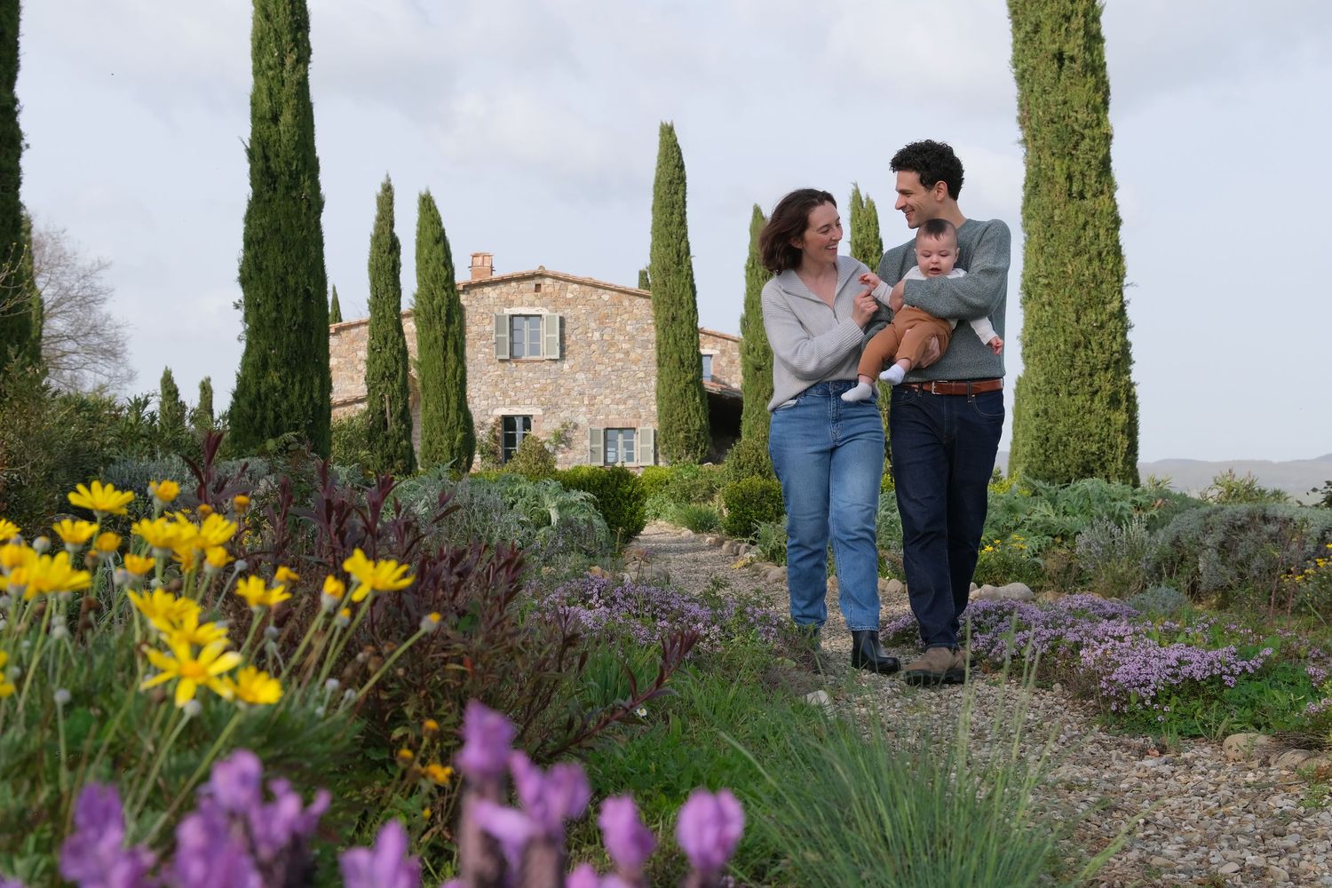 “Fun and relaxed family portrait in Italy with kids and parents enjoying authentic moments in Umbria and Tuscany.”