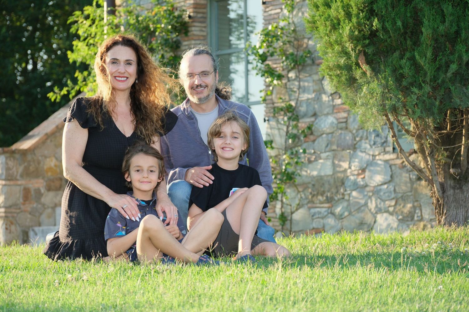 “Lively family photo in Italy capturing happy, playful, and natural moments with children and parents in Tuscany and Umbria.”