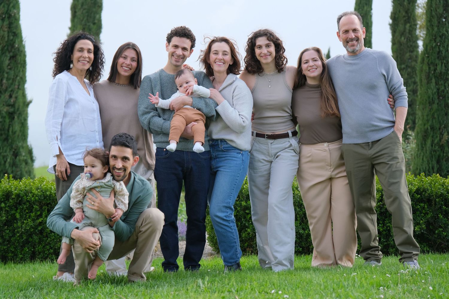 “Fun and relaxed family portrait in Italy with kids and parents enjoying authentic moments in Umbria and Tuscany.”