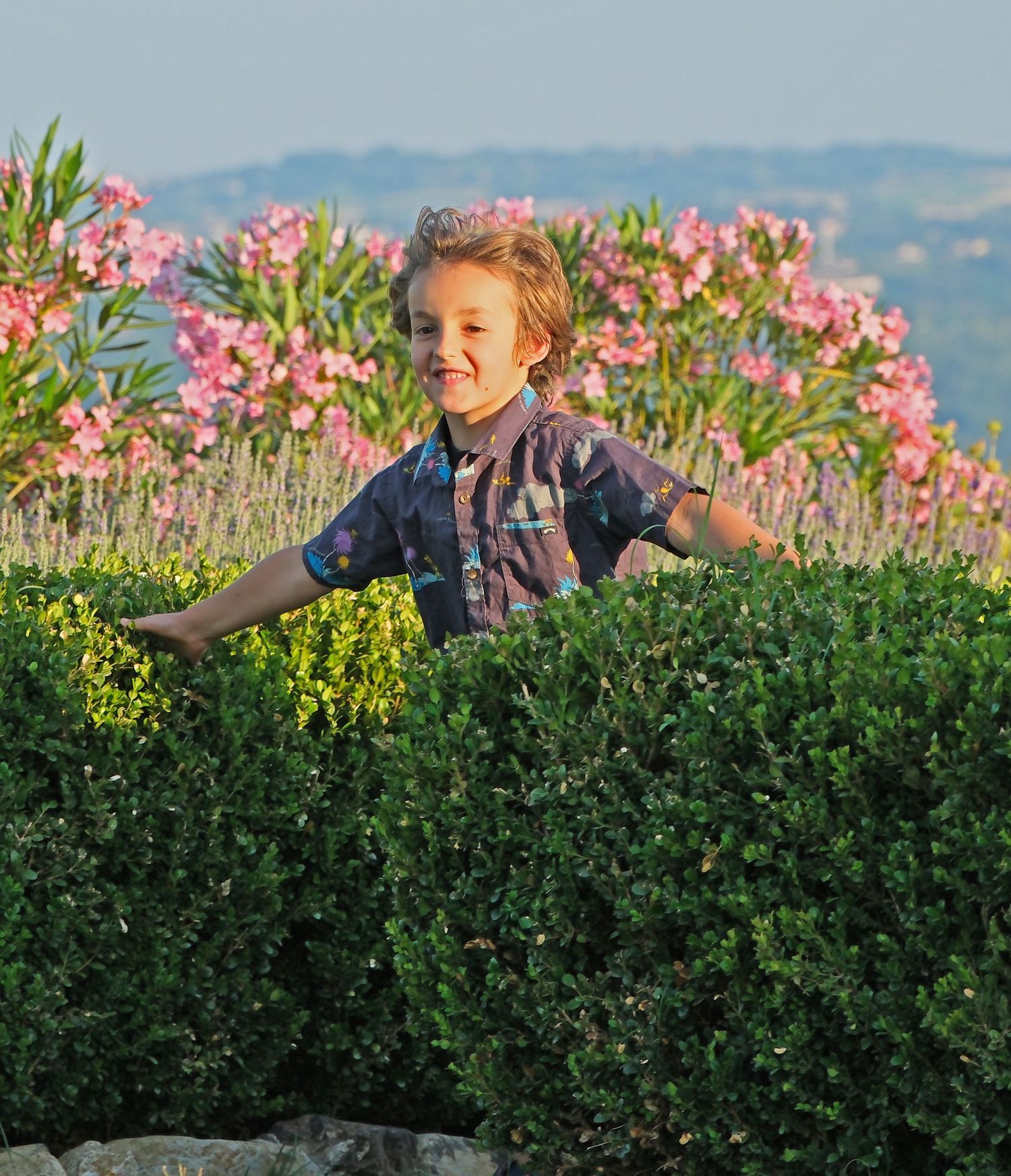 “Lively family photo in Italy capturing happy, playful, and natural moments with children and parents in Tuscany and Umbria.”