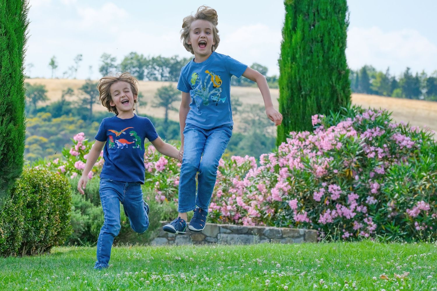 “Fun and relaxed family portrait in Italy with kids and parents enjoying authentic moments in Umbria and Tuscany.”