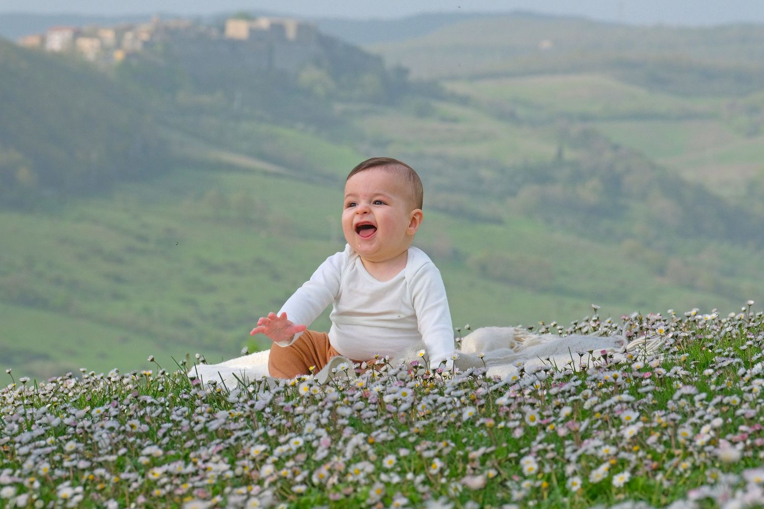 “Fun and relaxed family portrait in Italy with kids and parents enjoying authentic moments in Umbria and Tuscany.”